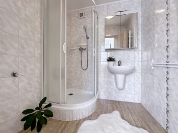 Koupelna - Prodej bytu 3+1 v osobním vlastnictví 71 m², České Budějovice