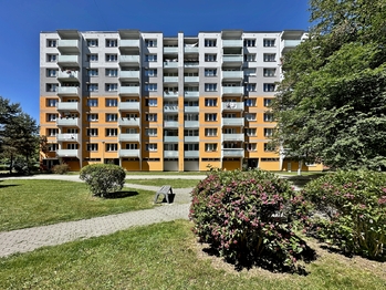 Pohled na dům z vnitrobloku - Prodej bytu 3+1 v osobním vlastnictví 71 m², České Budějovice