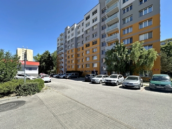 Pohled na dům od parkoviště - Prodej bytu 3+1 v osobním vlastnictví 71 m², České Budějovice