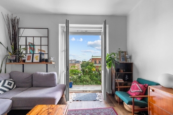 výhled z obývacího prostoru - Pronájem bytu 2+kk v osobním vlastnictví 67 m², Praha 5 - Smíchov