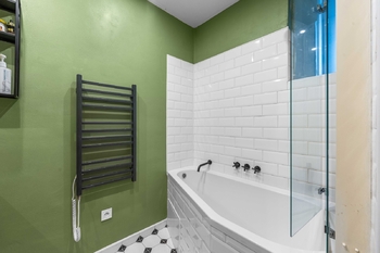 koupelna vana - Pronájem bytu 2+kk v osobním vlastnictví 67 m², Praha 5 - Smíchov