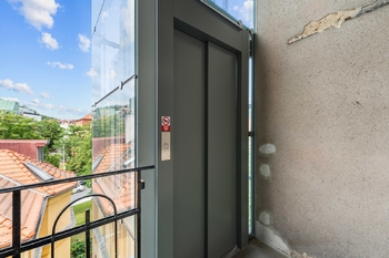 výtah - Pronájem bytu 2+kk v osobním vlastnictví 67 m², Praha 5 - Smíchov