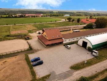 Pohled na objekt a parkoviště - Pronájem restaurace 100 m², Svrkyně