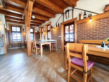 Vnitřní posezení s rustikálními prvky - Pronájem restaurace 100 m², Svrkyně