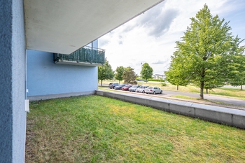 prostor před oknem - Prodej bytu 3+kk v osobním vlastnictví 72 m², Praha 9 - Čakovice