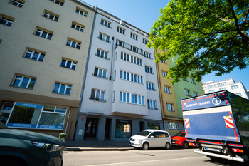Pohled z ulice - Prodej skladovacích prostor, Praha 8 - Libeň