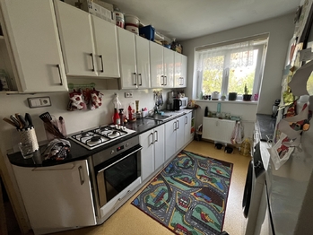 Prostorná kuchyň - Prodej bytu 2+1 v osobním vlastnictví 55 m², Vsetín