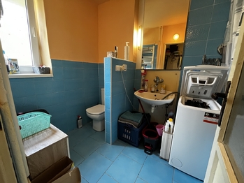 Koupelna s vanou a oknem - Prodej bytu 2+1 v osobním vlastnictví 55 m², Vsetín