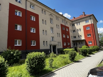 Dům je zděný, má opravenou a zateplenou fasádu - Prodej bytu 2+1 v osobním vlastnictví 55 m², Vsetín