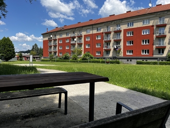 Z obou pokojů je výhled na park - Prodej bytu 2+1 v osobním vlastnictví 55 m², Vsetín 