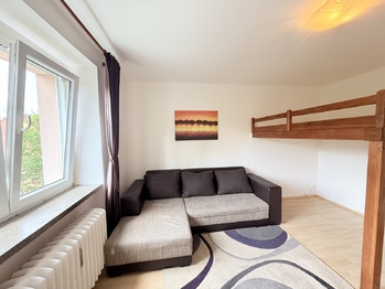 Obývací pokoj s patrem na spaní - Prodej bytu 1+1 v osobním vlastnictví 29 m², Kladno