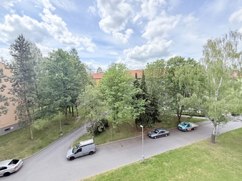 Výhled z okna - Prodej bytu 1+1 v osobním vlastnictví 29 m², Kladno