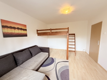 Obývací pokoj s patrem na spaní - Prodej bytu 1+1 v osobním vlastnictví 29 m², Kladno