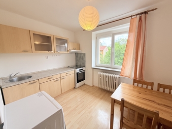 Kuchyně s jídelním koutem - Prodej bytu 1+1 v osobním vlastnictví 29 m², Kladno 