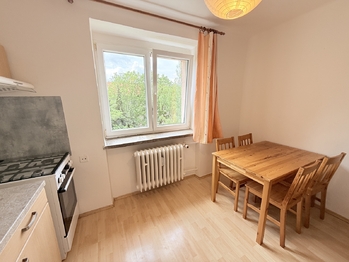 Kuchyně s jídelním koutem - Prodej bytu 1+1 v osobním vlastnictví 29 m², Kladno