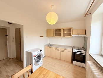Kuchyně s jídelním koutem - Prodej bytu 1+1 v osobním vlastnictví 29 m², Kladno