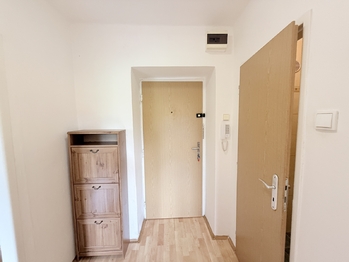 Vstupní chodba - Prodej bytu 1+1 v osobním vlastnictví 29 m², Kladno