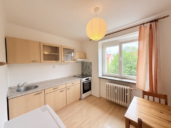 Kuchyně s jídelním koutem - Prodej bytu 1+1 v osobním vlastnictví 29 m², Kladno