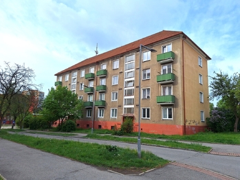 pohled na dům - Prodej bytu 2+1 v osobním vlastnictví 52 m², Příbram 