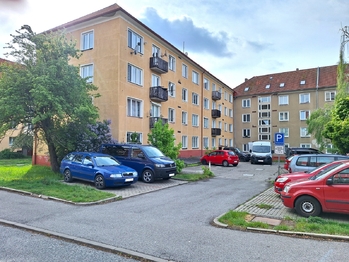 pohled na dům ze dvora - Prodej bytu 2+1 v osobním vlastnictví 52 m², Příbram