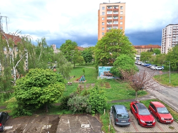 výhled z obývacího pokoje na hřiště - Prodej bytu 2+1 v osobním vlastnictví 52 m², Příbram
