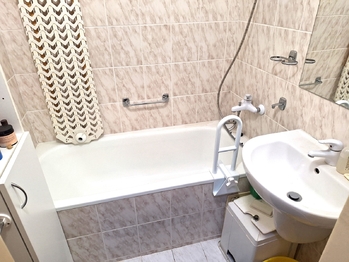 koupelna - Prodej bytu 2+1 v osobním vlastnictví 52 m², Příbram