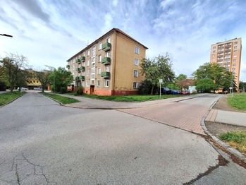 pohled z ulice - Prodej bytu 2+1 v osobním vlastnictví 52 m², Příbram