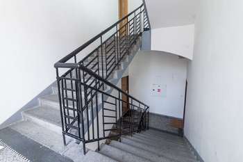 Schodiště - Pronájem bytu 2+kk v osobním vlastnictví 46 m², Praha 2 - Vinohrady