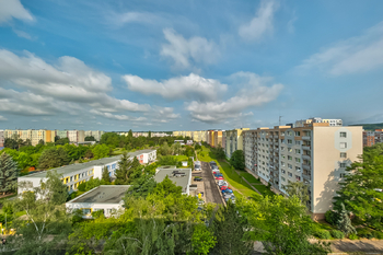 VÝHLED z obývacího pokoje - Prodej bytu 2+kk v osobním vlastnictví 40 m², Mladá Boleslav