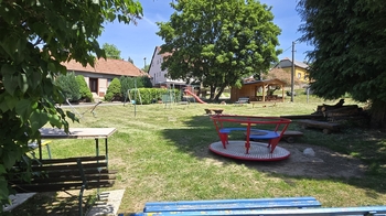 Dětské hřiště na návsi poblíž domu - Prodej chaty / chalupy 73 m², Koryčany