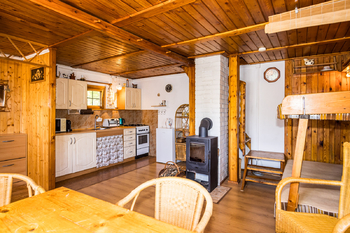 Obývací pokoj s kuchyňským koutem - Prodej chaty / chalupy 44 m², Dolní Zálezly