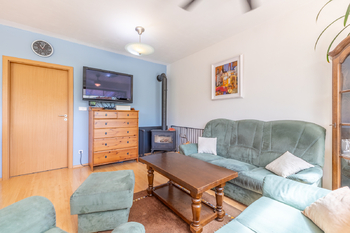 v obýváku jsou krbová kamna - Prodej domu 96 m², Mníšek pod Brdy