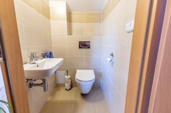 samostatná toaleta v přízemí - Prodej domu 96 m², Mníšek pod Brdy