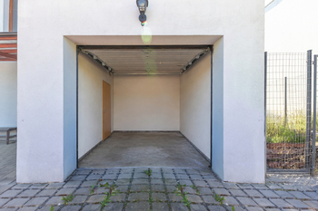 garáž - Prodej domu 96 m², Mníšek pod Brdy