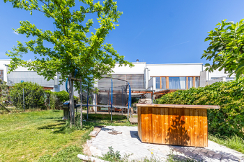 pohled na zahradu ze zadní části - Prodej domu 96 m², Mníšek pod Brdy