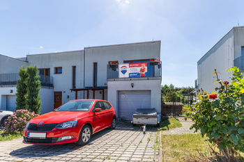pohled na dům z ulice - Prodej domu 96 m², Mníšek pod Brdy
