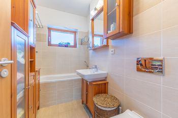 koupelna v patře - Prodej domu 96 m², Mníšek pod Brdy
