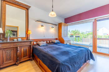 hlavní ložnice s terasou - Prodej domu 96 m², Mníšek pod Brdy