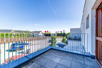 jedna z teras - Prodej domu 96 m², Mníšek pod Brdy