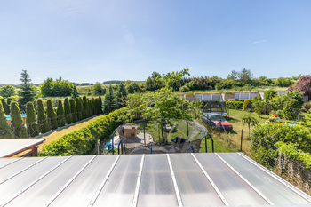 výhled do zahrady - Prodej domu 96 m², Mníšek pod Brdy