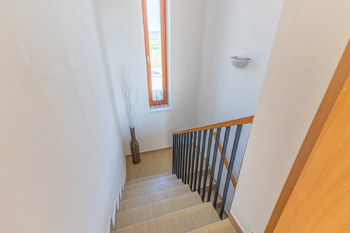 schodiště - Prodej domu 96 m², Mníšek pod Brdy