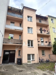 výhled ze zadní strany domů - Prodej bytu 2+1 v osobním vlastnictví 62 m², Karlovy Vary
