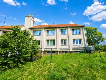 Pohled na zadní část domu - Prodej bytu 2+1 v osobním vlastnictví 68 m², Martiněves