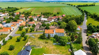 Okolí domu - Prodej bytu 2+1 v osobním vlastnictví 68 m², Martiněves