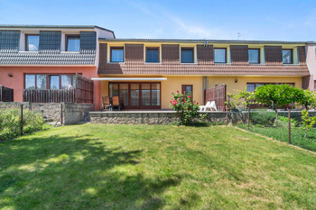 Zahrada s terasou za domem - Pronájem domu 150 m², Slaný