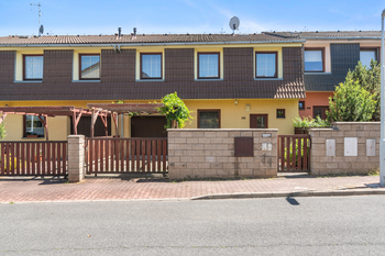 Pohled z ulice - Pronájem domu 150 m², Slaný
