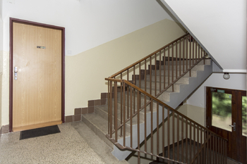 chodba domu - Pronájem bytu 2+1 v osobním vlastnictví 56 m², Praha 4 - Podolí