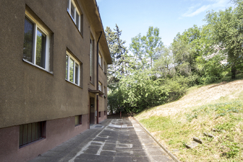pozemek za domem - Pronájem bytu 2+1 v osobním vlastnictví 56 m², Praha 4 - Podolí
