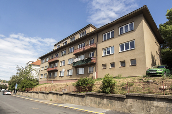 pohled na dům z ulice - Pronájem bytu 2+1 v osobním vlastnictví 56 m², Praha 4 - Podolí
