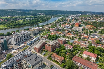Ptačí pohled na bytový dům - Prodej bytu 2+kk v osobním vlastnictví 63 m², Praha 4 - Modřany